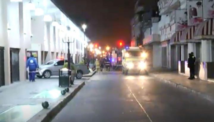  VIDEOS Las llamas consumieron la feria ubicada frente al mercado: se trataría del mayor incendio del centro de Salta