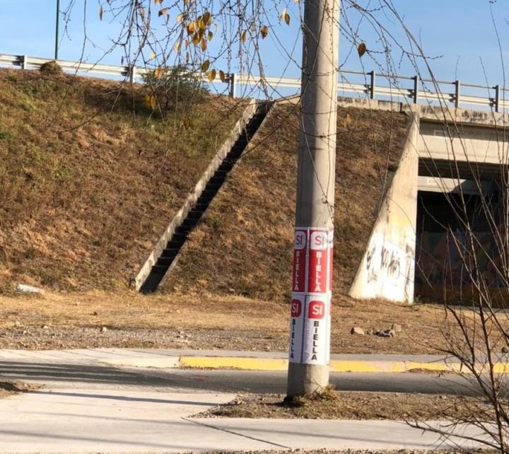 Labraron multas por pegatinas políticas en postes de servicios públicos