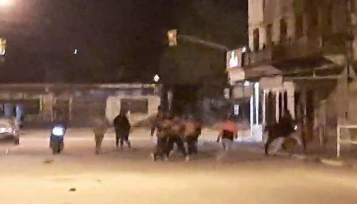 Video. Brutal pelea entre jóvenes a la salida de una fiesta clandestina en Salvador Mazza