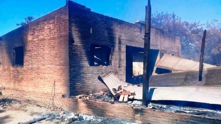 Jubilado de 82 años mató a balazos a su esposa y a su hijo, prendió fuego la casa y se suicidó