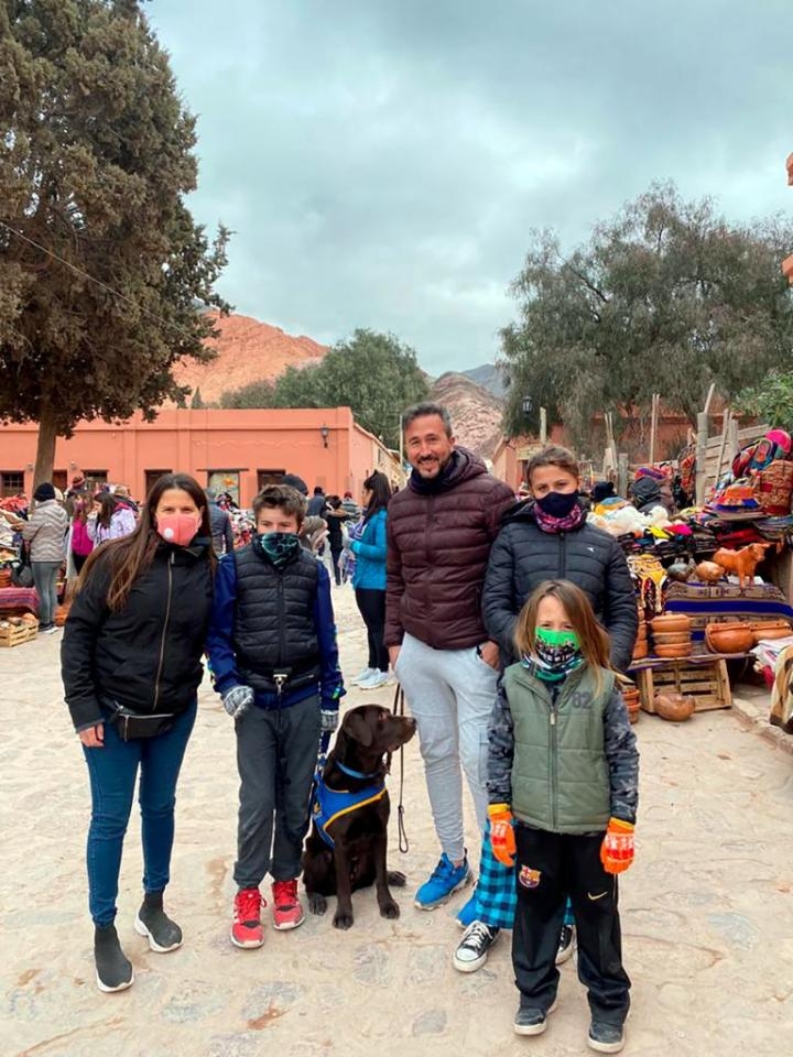Un niño y su perro de asistencia fueron echados de un hotel y un shopping en Tucumán y Jujuy