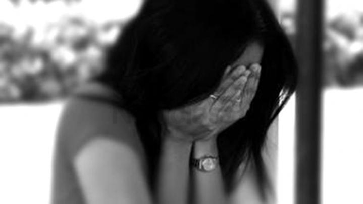 Detienen a un hombre cuando golpeaba a su pareja mientras tenía a un bebé en sus brazos