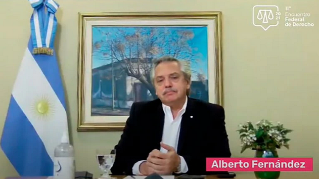 En un encuentro con estudiantes de derecho, Alberto Fernández propuso discutir la duración de los jueces en sus cargos