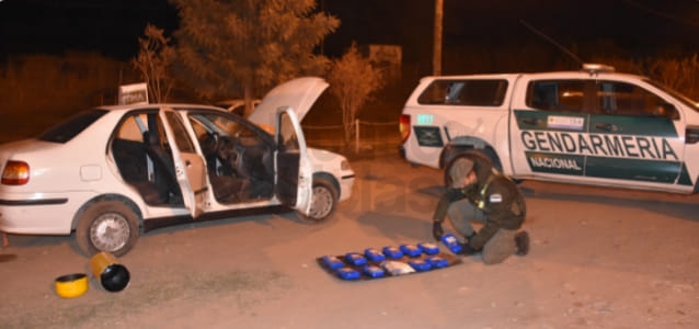 Incautaron más de 12 kgs. de droga acondicionados en el tubo de gas de un vehículo.
