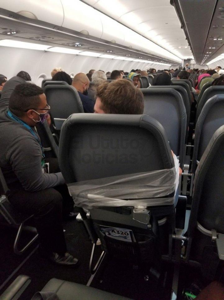 Un pasajero acosó a las azafatas y en pleno vuelo lo ataron con cinta adhesiva a su asiento