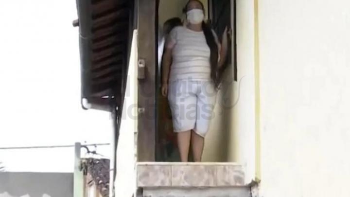 Lleva más de un año encerrada en su casa porque un vecino le demolió la escalera de ingreso