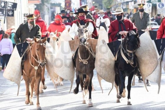 Sáenz encabezó la Marcha Patriótica en honor al general Martín Miguel de Güemes