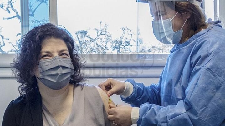 La ministra de Salud recibió la segunda dosis combinada de la vacuna