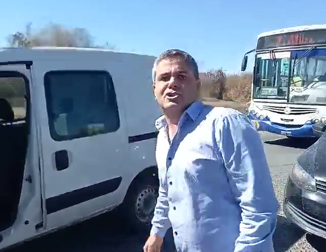 Violento le pegó una cachetada a una docente que protestaba en la rotonda San Pablo