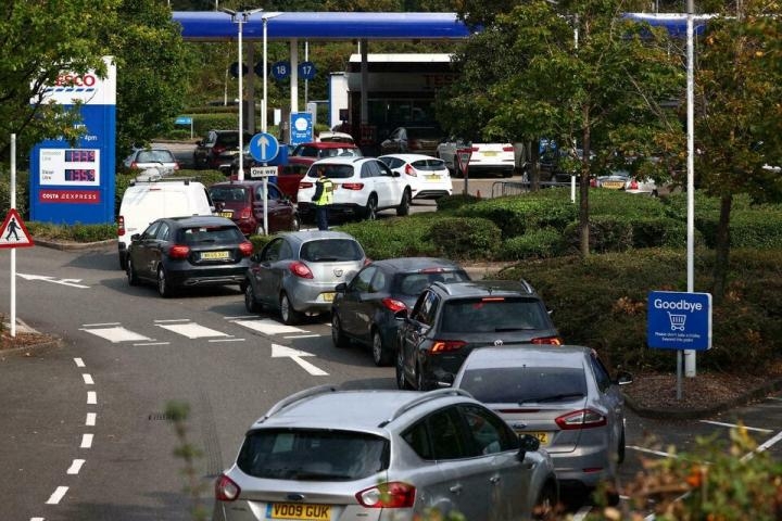 Momentos de tensión y pugilatos en Reino Unido por la falta de combustible.