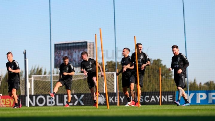 Con Messi a la cabeza, Argentina se entrenó con el plantel completo pensando en Paraguay