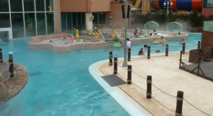 Una flatulencia desencadenó una batalla campal en un spa: tres detenidos