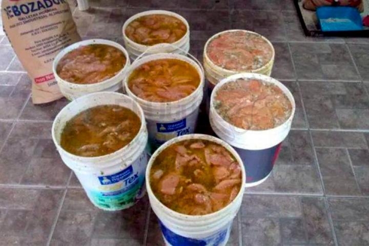 Clausuran una carnicería donde guardaban milanesas de pollo en baldes de pintura