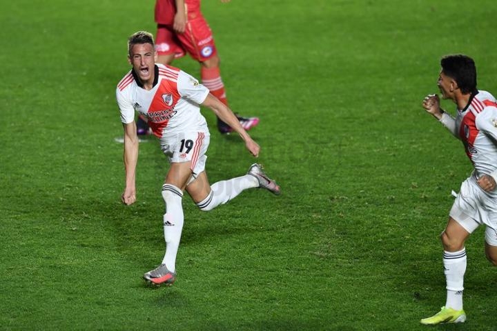 River goleó a Argentinos y se escapa derechito hacia el campeonato