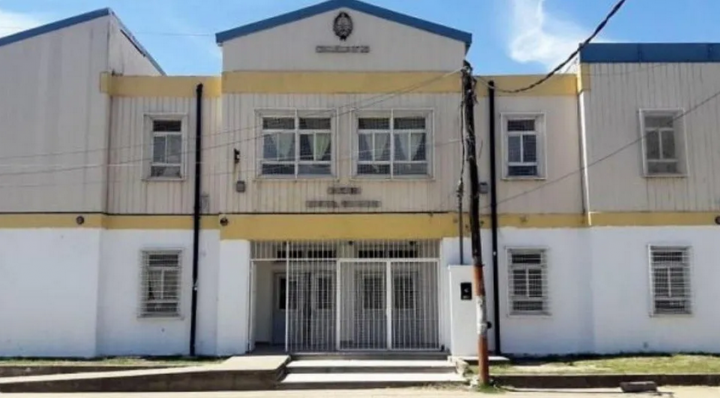 Tiene 7 años y compañeros lo encerraron en el baño de la escuela: tras ser abusado, pidió ayuda a la seño pero 