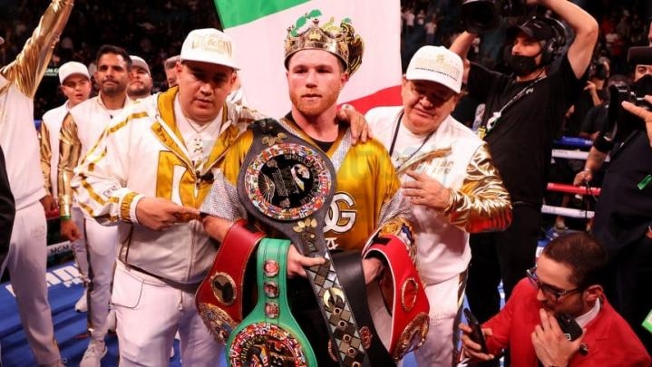 Canelo Álvarez venció a Caleb Plant y es el monarca de los supermedianos
