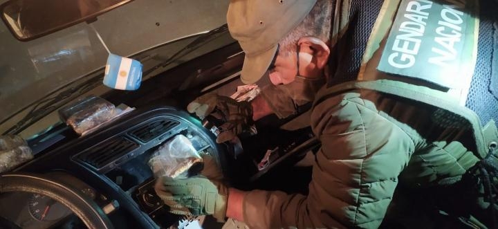 Detuvieron a una pareja que trasladaban cocaína oculta en la guantera del vehículo.