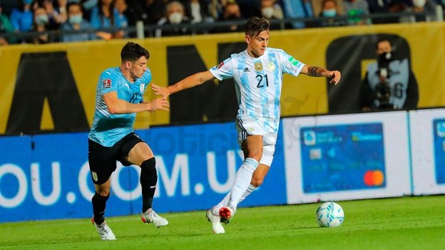 Argentina venció 1-0 a Uruguay y quedó a un paso de Qatar