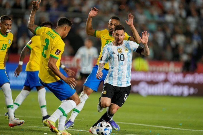 Argentina se metió en Qatar 2022 tras igualar con Brasil y gracias a la derrota de Chile