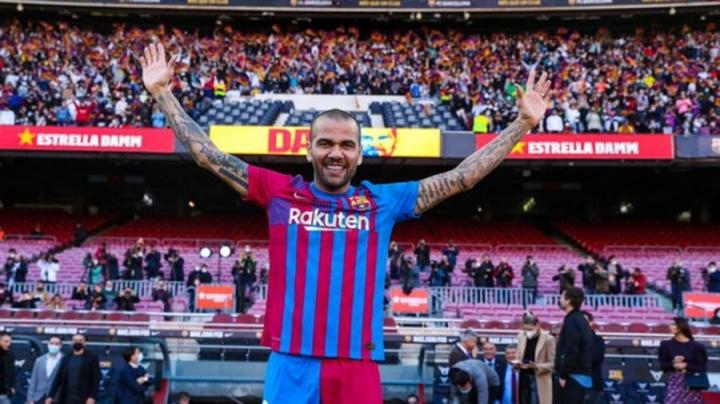 Dani Alves regresó al Barcelona y fue ovacionado por los hinchas en el Nou Camp