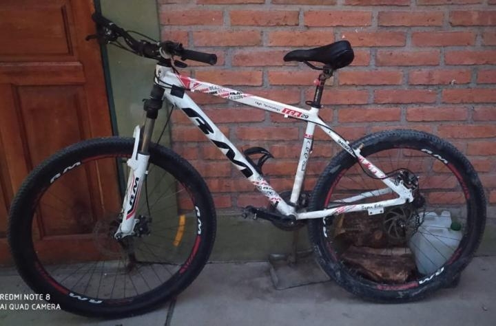 Un ladrón robó una bicicleta a una mujer y fue reducido por un efectivo policial.