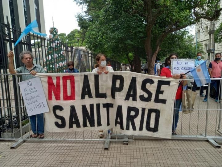Protesta contra el pase sanitario en plaza Independencia de Tucumán.