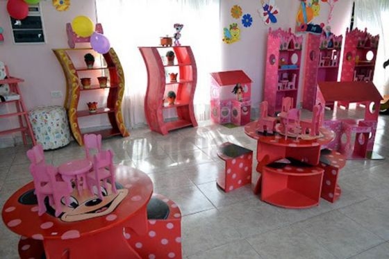 Exposición y venta de juguetes artesanales en el Penal de Villa las Rosas.