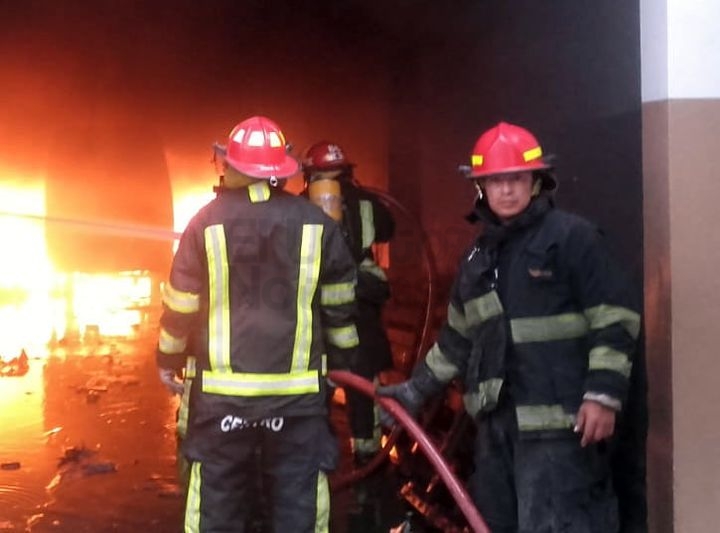 Efectivos de bomberos sofocaron un incendio en un depósito de bebidas