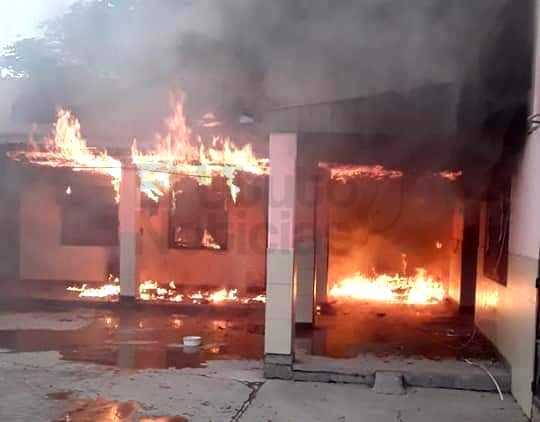 Voraz incendio de Escuela CIudad de Orán
