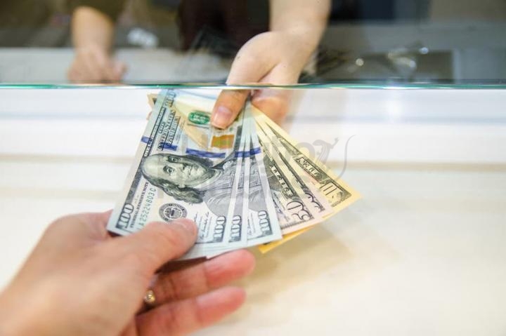 De ese modo, el tipo de cambio paralelo quedaba casi $15 por encima del tipo de cambio oficial