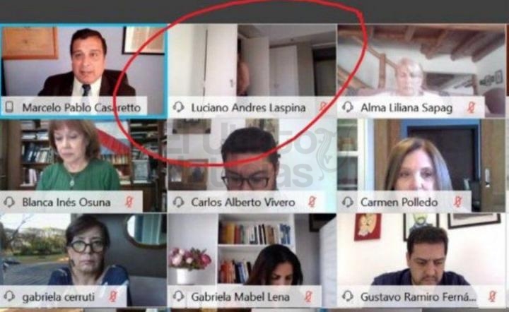 Un diputado dejó la cámara encendida mientras se cambiaba la ropa