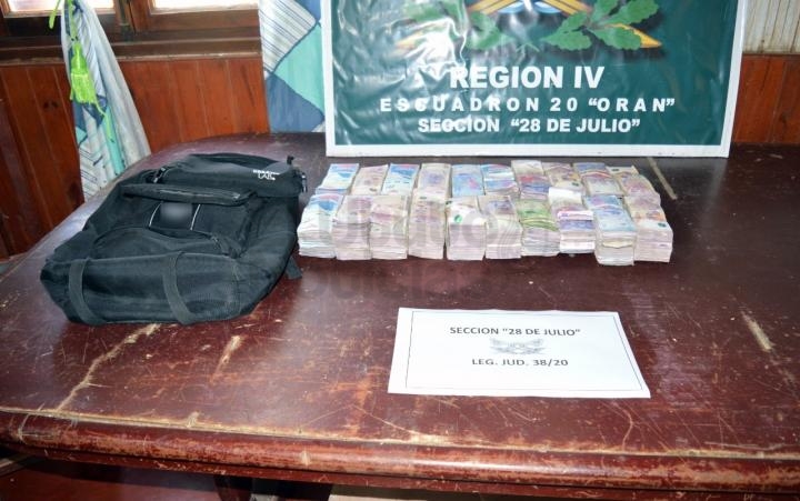 Dos ciudadanos bolivianos con Un Millón de pesos sin aval respaldatorio.