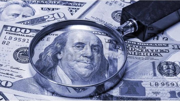 El dólar blue cae ocho pesos y se reduce la brecha