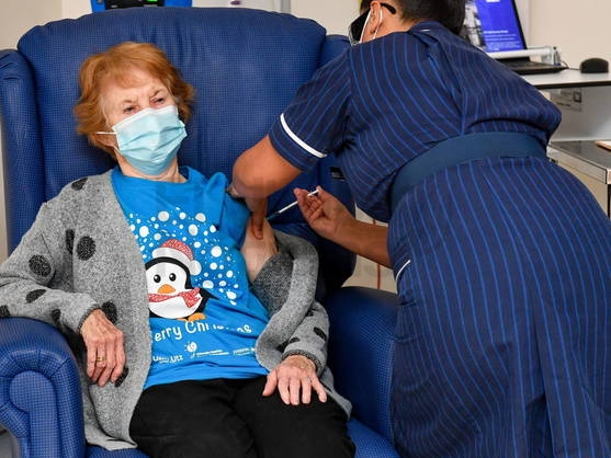 Una mujer de 90 años, la primera del mundo en recibir la vacuna de Pfizer contra el covid-19