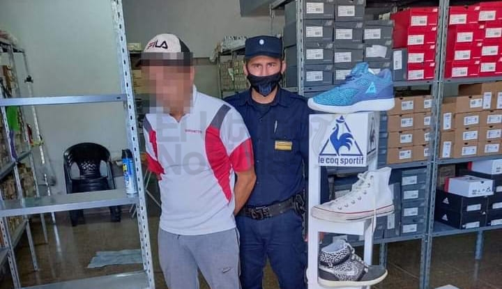 Lo detuvieron en el interior de una zapatillería con un bolso y no era Papa Noel.