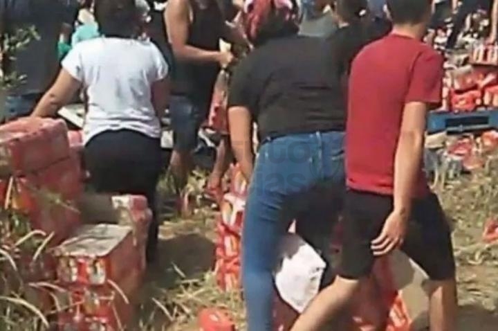 Volcó un camión con latas de cervezas y pobladores lo saquearon