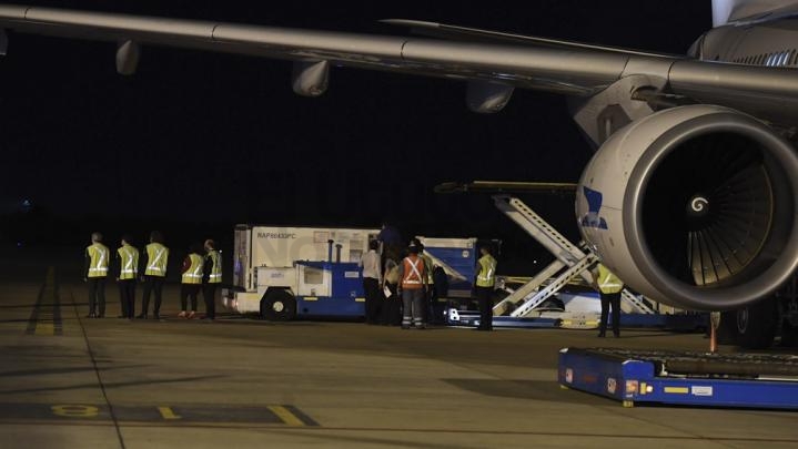 Llegó al país el vuelo con las 904 mil vacunas desde China