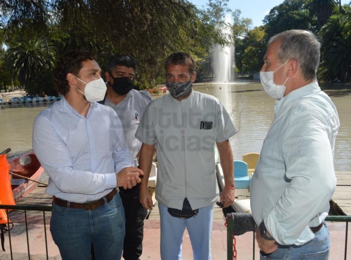 Realizaron una inspección y toma de muestras en el lago del parque San Martín